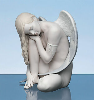 Porzellanfigur "Sitzender Engel", handbemalt
