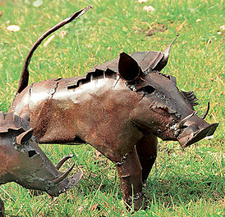 Gartenfigur "Warzenschwein" (mittelgroße Version) von Luwagala
