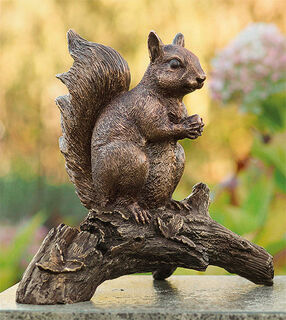 Gartenskulptur "Eichhörnchen mit Nuss", Bronze