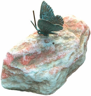 Gartenskulptur "Schmetterling, Flügel geschlossen", Bronze auf Stein